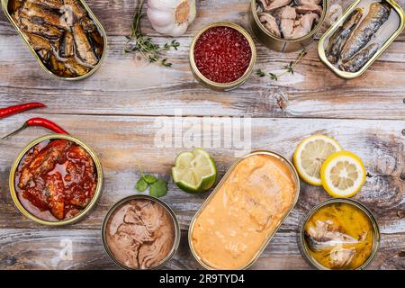 Variété de boîtes ouvertes avec différents types de poissons en conserve et de fruits de mer Banque D'Images