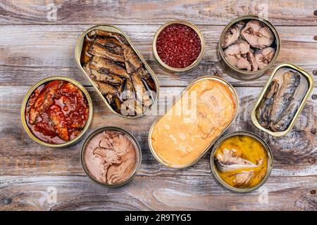 Variété de boîtes ouvertes avec différents types de poissons en conserve et de fruits de mer Banque D'Images