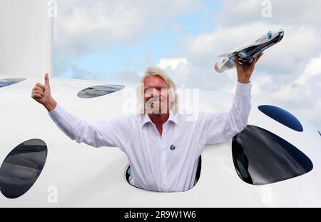 Photo du dossier datée du 11/07/2012 de Sir Richard Branson posant pour les médias sur son vaisseau spatial Virgin Galactic au salon international de l'aviation de Farnborough 2012 dans le Hampshire. Virgin Galactic doit lancer son premier vol commercial au bord de l'espace. Date de publication : jeudi 29 juin 2023. Banque D'Images