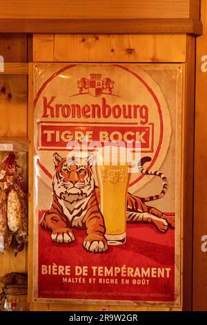 Bordeaux , Aquitaine France - 06 21 2023 : logo et texte de la marque Kronenbourg tigre bock bière au bar pub restaurant Banque D'Images