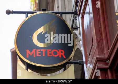 Bordeaux , Aquitaine France - 06 21 2023 : texte et logo de la marque de la brasserie à bière Meteor sur le bar de pub mural en france Banque D'Images