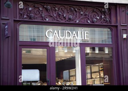 Bordeaux , Aquitaine France - 06 22 2023 : chaîne de textes marque signe et logo sur la façade d'entrée boutique de cosmétiques en France Banque D'Images