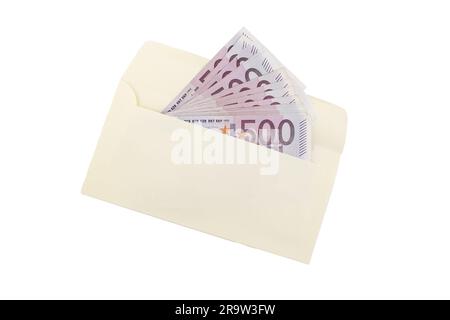 cinq cents billets en euros dans une enveloppe beige isolée sur fond blanc Banque D'Images