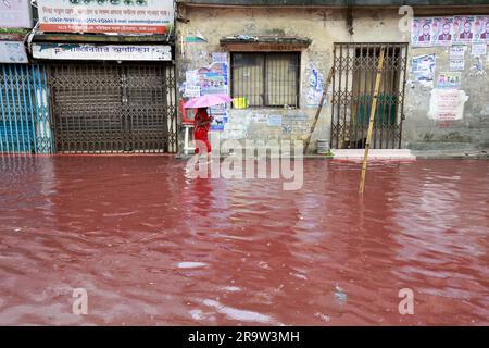 Dhaka, Bangladesh. 29th juin 2023. Les gens se sont emparés d'une route qui a tourné rouge après que le sang des animaux sacrifiés sur Eid Al Adha mélangé avec de l'eau provenant de fortes pluies à Dhaka, au Bangladesh, au 29 juin 2023. (Credit image: © Suvra Kanti Das/ZUMA Press Wire) USAGE ÉDITORIAL SEULEMENT! Non destiné À un usage commercial ! Banque D'Images
