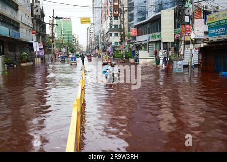 Dhaka, Bangladesh. 29th juin 2023. Les gens se sont emparés d'une route qui a tourné rouge après que le sang des animaux sacrifiés sur Eid Al Adha mélangé avec de l'eau provenant de fortes pluies à Dhaka, au Bangladesh, au 29 juin 2023. (Credit image: © Suvra Kanti Das/ZUMA Press Wire) USAGE ÉDITORIAL SEULEMENT! Non destiné À un usage commercial ! Banque D'Images