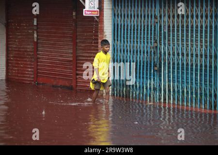 Dhaka, Bangladesh. 29th juin 2023. Les gens se sont emparés d'une route qui a tourné rouge après que le sang des animaux sacrifiés sur Eid Al Adha mélangé avec de l'eau provenant de fortes pluies à Dhaka, au Bangladesh, au 29 juin 2023. (Credit image: © Suvra Kanti Das/ZUMA Press Wire) USAGE ÉDITORIAL SEULEMENT! Non destiné À un usage commercial ! Banque D'Images