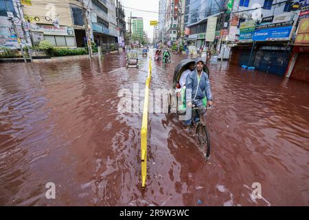 Dhaka, Bangladesh. 29th juin 2023. Les gens se sont emparés d'une route qui a tourné rouge après que le sang des animaux sacrifiés sur Eid Al Adha mélangé avec de l'eau provenant de fortes pluies à Dhaka, au Bangladesh, au 29 juin 2023. (Credit image: © Suvra Kanti Das/ZUMA Press Wire) USAGE ÉDITORIAL SEULEMENT! Non destiné À un usage commercial ! Banque D'Images