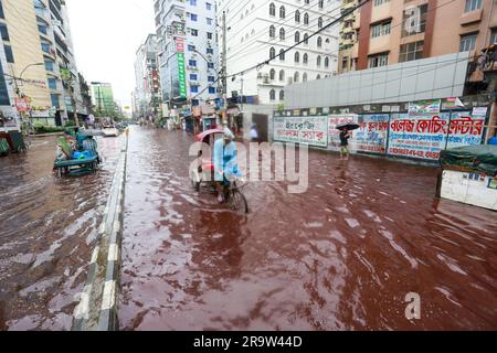 Dhaka, Bangladesh. 29th juin 2023. Les gens se sont emparés d'une route qui a tourné rouge après que le sang des animaux sacrifiés sur Eid Al Adha mélangé avec de l'eau provenant de fortes pluies à Dhaka, au Bangladesh, au 29 juin 2023. (Credit image: © Suvra Kanti Das/ZUMA Press Wire) USAGE ÉDITORIAL SEULEMENT! Non destiné À un usage commercial ! Banque D'Images