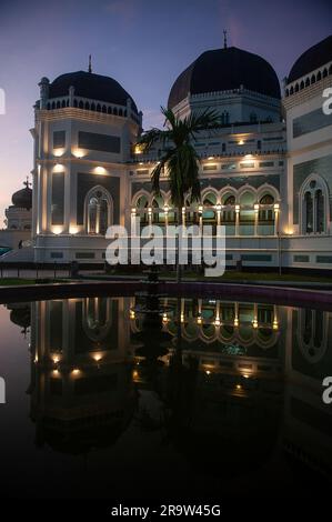 Medan, Indonésie. 29th juin 2023. Les musulmans indonésiens se préparent à exécuter la prière d'Eid Al-Adha à la Grande Mosquée d'Al Mashun à Medan, province de Sumatra Nord, Indonésie, sur 29 juin 2023. Les musulmans du monde entier célèbrent Eid al-Adha et le sacrifice a permis aux animaux en général, comme les chèvres et les moutons, de commémorer la volonté du prophète Abraham de sacrifier son fils Ismail comme preuve de son obéissance à Allah. Photo par Aditya Sutanta/ABACAPRESS.COM crédit: Abaca Press/Alay Live News Banque D'Images