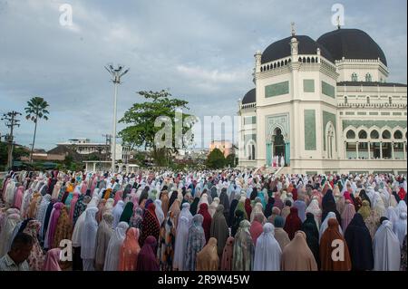 Medan, Indonésie. 29th juin 2023. Les musulmans indonésiens sont vus exécuter les prières d'Eid Al-Adha à la grande mosquée d'Al Mashun à Medan, au nord de Sumatra, en Indonésie, sur 29 juin 2023. Les musulmans du monde entier célèbrent Eid al-Adha et le sacrifice a permis aux animaux en général, comme les chèvres et les moutons, de commémorer la volonté du prophète Abraham de sacrifier son fils Ismail comme preuve de son obéissance à Allah. Photo par Aditya Sutanta/ABACAPRESS.COM crédit: Abaca Press/Alay Live News Banque D'Images