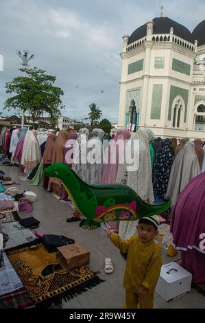 Medan, Indonésie. 29th juin 2023. Les musulmans indonésiens sont vus exécuter les prières d'Eid Al-Adha à la grande mosquée d'Al Mashun à Medan, au nord de Sumatra, en Indonésie, sur 29 juin 2023. Les musulmans du monde entier célèbrent Eid al-Adha et le sacrifice a permis aux animaux en général, comme les chèvres et les moutons, de commémorer la volonté du prophète Abraham de sacrifier son fils Ismail comme preuve de son obéissance à Allah. Photo par Aditya Sutanta/ABACAPRESS.COM crédit: Abaca Press/Alay Live News Banque D'Images