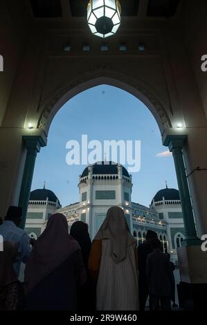 Medan, Indonésie. 29th juin 2023. Les musulmans indonésiens se préparent à exécuter la prière d'Eid Al-Adha à la Grande Mosquée d'Al Mashun à Medan, province de Sumatra Nord, Indonésie, sur 29 juin 2023. Les musulmans du monde entier célèbrent Eid al-Adha et le sacrifice a permis aux animaux en général, comme les chèvres et les moutons, de commémorer la volonté du prophète Abraham de sacrifier son fils Ismail comme preuve de son obéissance à Allah. Photo par Aditya Sutanta/ABACAPRESS.COM crédit: Abaca Press/Alay Live News Banque D'Images