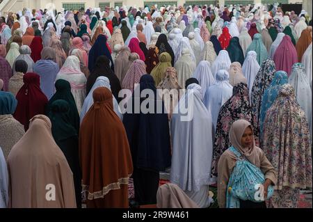 Medan, Indonésie. 29th juin 2023. Les musulmans indonésiens sont vus exécuter les prières d'Eid Al-Adha à la grande mosquée d'Al Mashun à Medan, au nord de Sumatra, en Indonésie, sur 29 juin 2023. Les musulmans du monde entier célèbrent Eid al-Adha et le sacrifice a permis aux animaux en général, comme les chèvres et les moutons, de commémorer la volonté du prophète Abraham de sacrifier son fils Ismail comme preuve de son obéissance à Allah. Photo par Aditya Sutanta/ABACAPRESS.COM crédit: Abaca Press/Alay Live News Banque D'Images