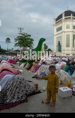 Medan, Indonésie. 29th juin 2023. Les musulmans indonésiens sont vus exécuter les prières d'Eid Al-Adha à la grande mosquée d'Al Mashun à Medan, au nord de Sumatra, en Indonésie, sur 29 juin 2023. Les musulmans du monde entier célèbrent Eid al-Adha et le sacrifice a permis aux animaux en général, comme les chèvres et les moutons, de commémorer la volonté du prophète Abraham de sacrifier son fils Ismail comme preuve de son obéissance à Allah. Photo par Aditya Sutanta/ABACAPRESS.COM crédit: Abaca Press/Alay Live News Banque D'Images