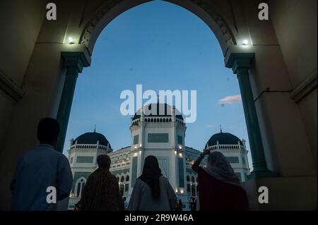 Medan, Indonésie. 29th juin 2023. Les musulmans indonésiens se préparent à exécuter la prière d'Eid Al-Adha à la Grande Mosquée d'Al Mashun à Medan, province de Sumatra Nord, Indonésie, sur 29 juin 2023. Les musulmans du monde entier célèbrent Eid al-Adha et le sacrifice a permis aux animaux en général, comme les chèvres et les moutons, de commémorer la volonté du prophète Abraham de sacrifier son fils Ismail comme preuve de son obéissance à Allah. Photo par Aditya Sutanta/ABACAPRESS.COM crédit: Abaca Press/Alay Live News Banque D'Images