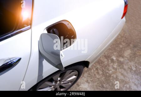 Le bouchon du réservoir de carburant de la voiture est ouvert pour se remplir de carburant. Banque D'Images
