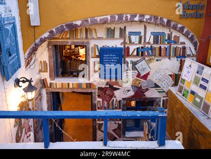 Oia, Santorini, Grèce - 28 juin 2021: Atlantis Books, une librairie sur la rue principale d'Oia, Santorin, Grèce Banque D'Images