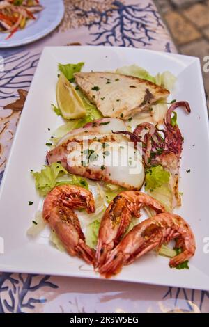 Une cuisine typiquement italienne - bol à soupe de poissons avec des fruits de mer au restaurant sicilien Banque D'Images