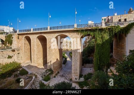 Polignano a Mare, Puglia, Italie: Pont Ponte di Polignano avec Bastione di Santo Stefano et la plage Lama Monachile en arrière-plan Banque D'Images