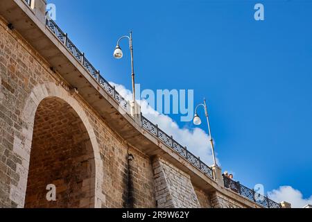 Polignano a Mare, Puglia, Italie: Pont Ponte di Polignano avec Bastione di Santo Stefano et la plage Lama Monachile en arrière-plan Banque D'Images