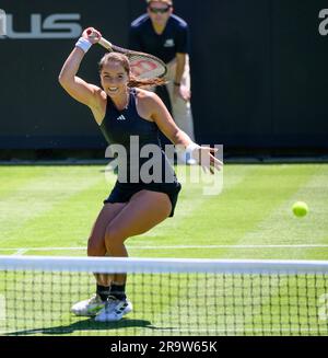 Jodie Burrage (GBR) jouant son premier match de qualification au premier jour de l'internationale Rothesay, Eastbourne 24th juin 2023. Banque D'Images