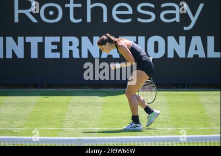 Jodie Burrage (GBR) jouant son premier match de qualification au premier jour de l'internationale Rothesay, Eastbourne 24th juin 2023. Banque D'Images