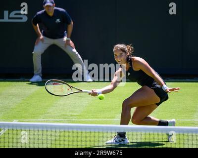 Jodie Burrage (GBR) jouant son premier match de qualification au premier jour de l'internationale Rothesay, Eastbourne 24th juin 2023. Banque D'Images