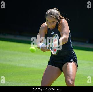 Jodie Burrage (GBR) jouant son premier match de qualification au premier jour de l'internationale Rothesay, Eastbourne 24th juin 2023. Banque D'Images