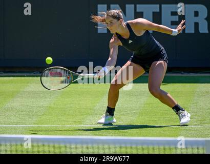 Jodie Burrage (GBR) jouant son premier match de qualification au premier jour de l'internationale Rothesay, Eastbourne 24th juin 2023. Banque D'Images