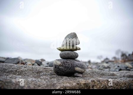 Sculpture Zen en pierre cairn empilée sur la plage de la Nouvelle-Angleterre Banque D'Images