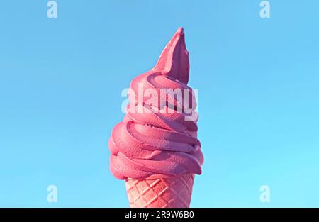 Crème glacée délicieuse rose tendre face au ciel bleu ensoleillé Banque D'Images