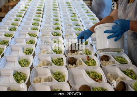 Cherson, Ukraine. 24th juin 2023. Un ouvrier de 'Myrne nebo' (ciel pacifique) prépare des portions dans une cuisine humanitaire qui prépare de la nourriture pour les personnes touchées par la guerre, sur 24 juin 2023, à Kherson, en Ukraine. Crédit : Ondrej Deml/CTK photo/Alay Live News Banque D'Images