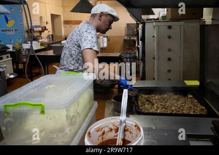 Cherson, Ukraine. 24th juin 2023. Un ouvrier de 'Myrne nebo' (ciel pacifique) cuisine dans une cuisine humanitaire qui prépare de la nourriture pour les personnes touchées par la guerre, sur 24 juin 2023, à Kherson, en Ukraine. Crédit : Ondrej Deml/CTK photo/Alay Live News Banque D'Images