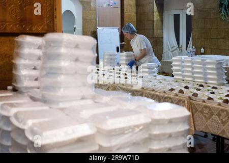 Cherson, Ukraine. 24th juin 2023. Un ouvrier de 'Myrne nebo' (ciel pacifique) prépare des portions dans une cuisine humanitaire qui prépare de la nourriture pour les personnes touchées par la guerre, sur 24 juin 2023, à Kherson, en Ukraine. Crédit : Ondrej Deml/CTK photo/Alay Live News Banque D'Images