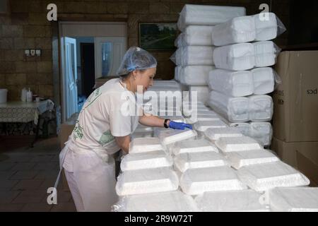 Cherson, Ukraine. 24th juin 2023. Un ouvrier de 'Myrne nebo' (ciel pacifique) prépare des portions dans une cuisine humanitaire qui prépare de la nourriture pour les personnes touchées par la guerre, sur 24 juin 2023, à Kherson, en Ukraine. Crédit : Ondrej Deml/CTK photo/Alay Live News Banque D'Images