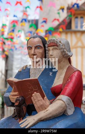 Sculpture de l'écrivain Retif de la Breton né en 1734 place de l'Hôtel de ville (place de l'Hôtel de ville) Auxerre Yonne France Banque D'Images