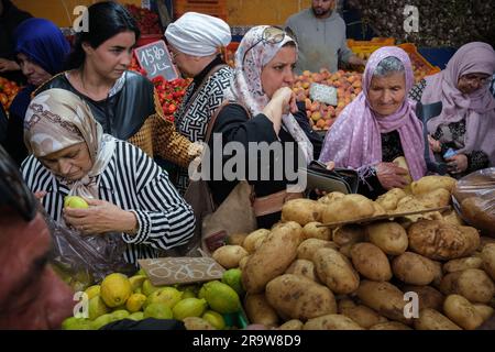 Femmes dans les rues de Sousse, Tunisie Banque D'Images