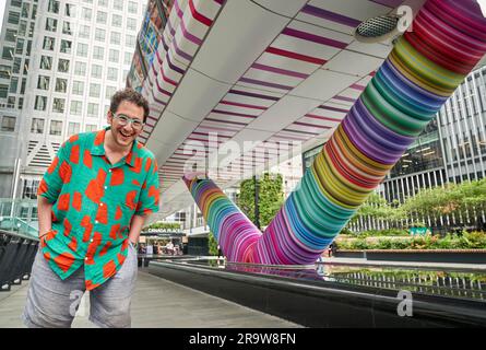 A USAGE ÉDITORIAL EXCLUSIF Adam Nathaniel Furman, concepteur LGBTQ+, dévoile sa nouvelle installation artistique permanente avec Canary Wharf Group, intitulée « Click Your Heels Together Three Times », Londres. Date de publication : jeudi 29 juin 2023. Banque D'Images