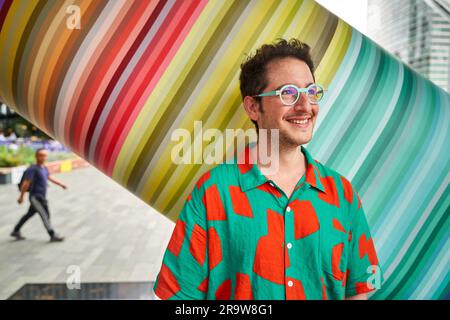 A USAGE ÉDITORIAL EXCLUSIF Adam Nathaniel Furman, concepteur LGBTQ+, dévoile sa nouvelle installation artistique permanente avec Canary Wharf Group, intitulée « Click Your Heels Together Three Times », Londres. Date de publication : jeudi 29 juin 2023. Banque D'Images