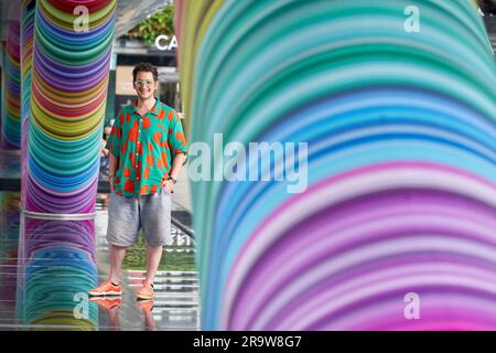 A USAGE ÉDITORIAL EXCLUSIF Adam Nathaniel Furman, concepteur LGBTQ+, dévoile sa nouvelle installation artistique permanente avec Canary Wharf Group, intitulée « Click Your Heels Together Three Times », Londres. Date de publication : jeudi 29 juin 2023. Banque D'Images