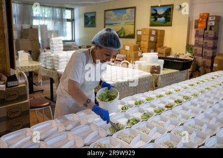 Cherson, Ukraine. 24th juin 2023. Un ouvrier de 'Myrne nebo' (ciel pacifique) prépare des portions dans une cuisine humanitaire qui prépare de la nourriture pour les personnes touchées par la guerre, sur 24 juin 2023, à Kherson, en Ukraine. Crédit : Ondrej Deml/CTK photo/Alay Live News Banque D'Images