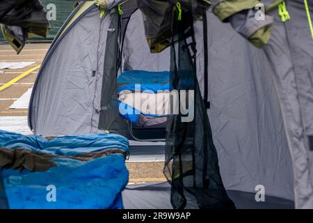 San Diego, États-Unis. 28th juin 2023. San Diego a ouvert un nouveau programme de sommeil sûr au parking de la station centrale de San Diego. Le site peut accueillir jusqu'à 136 tentes, chacune pouvant accueillir une personne seule ou un couple. L'ouverture des tentes de sécurité coïncide avec l'activation de la nouvelle ordonnance sur les Camping dangereux de la ville. L'ordonnance interdit le camping dans tous les espaces publics si des lits d'abri sont disponibles, San Diego, 28 juin 2023. (Matthew Bowler/KPBS/Sipa USA) **AUCUNE VENTE À SAN DIEGO-SAN DIEGO OUT** Credit: SIPA USA/Alay Live News Banque D'Images