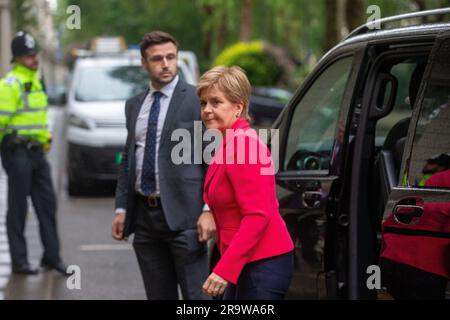 Londres, Angleterre, Royaume-Uni. 29th juin 2023. L'ancien premier ministre d'Écosse, NICOLA STURGEON, est vu arriver à l'audience d'enquête publique Covid -19 avant de fournir des preuves. (Credit image: © Tayfun Salci/ZUMA Press Wire) USAGE ÉDITORIAL SEULEMENT! Non destiné À un usage commercial ! Banque D'Images