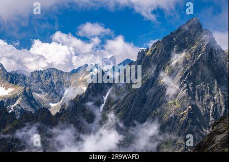 Un paysage de montagne exceptionnel des Hautes Tatras. Vue du col de Lomnicka au Prostredny Hrot. Banque D'Images