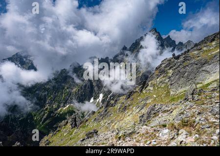 Un paysage de montagne exceptionnel des Hautes Tatras. Vue depuis le col de Lomnicka. Banque D'Images