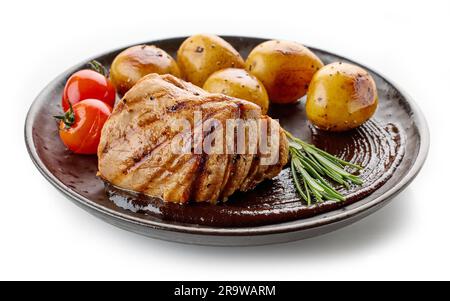 assiette de steak de porc fraîchement grillé et de pommes de terre isolées sur fond blanc Banque D'Images