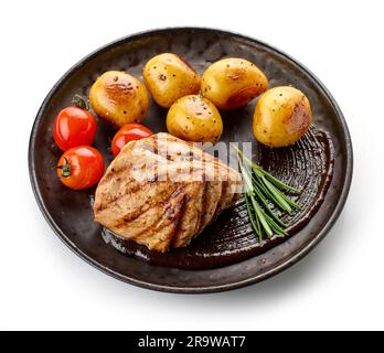 assiette de steak de filet de porc fraîchement grillé avec pommes de terre isolées sur fond blanc Banque D'Images