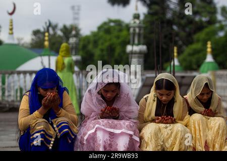 Katmandou, Népal. 29th juin 2023. Les gens prient pendant le festival musulman d'Eid al-Adha, ou la fête du sacrifice, à Katmandou, au Népal, au 29 juin 2023. Credit: Sulav Shrestha/Xinhua/Alamy Live News Banque D'Images