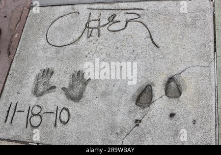 Autograph Hand and Footprints of cher daté de novembre 18 2010 devant le TCL Chinese Theatre Hollywood Boulevard Los Angeles California USA Banque D'Images
