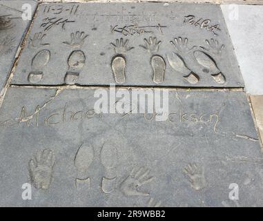 Autograph main et empreintes de pas de stars de la saga Twilight devant le TCL Chinese Theatre Hollywood Boulevard Los Angeles California USA Banque D'Images